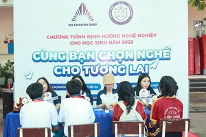 初中生参加学生辅业咨询活动。（图：市党部新闻网）