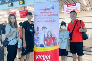 中国台湾乘客到达顺化市富牌机场新航站楼。