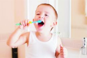 医生指两岁儿童学会刷牙护理口腔