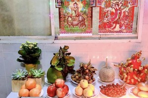 华人敬备七夕节供品拜牛郎织女。