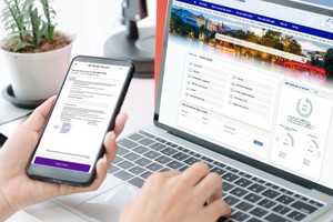 一名市民正使用在线公共劳务办理所需手续。（示意图：何清）