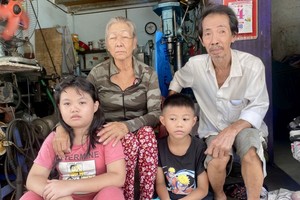 杨美梅（后排左一）与丈夫和外孙。