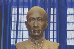 第五郡李峰中学传统室内供奉的唐富言校长遗像。