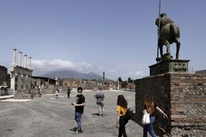 游客在意大利庞贝古城参观。（图：新华社）