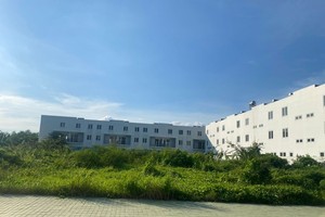 Dragon E-Hom社会住房项目区当前依然还是一片绿油油的草坪。（图：国英）