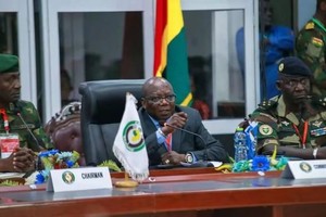 图为2023年8月18日，加纳阿克拉，西共体国防参谋长委员会特别会议后，西共体委员阿卜杜勒-法托·穆萨(中)在新闻发布会上发表讲话。（图：EPA）