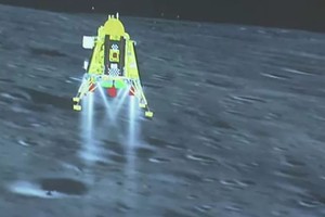 印度空间研究组织 (ISRO) 网站直播的一张图像显示，月船三号航天器在成功登陆月球南极前几秒。 （图：ISRO）