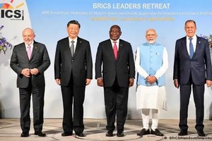 第十五次金砖国家领导人峰会的主题是“金砖国家与非洲”。8月23日的正式峰会前，巴西总统卢拉、中国国家主席习近平、南非总统拉马福萨、印度总理，莫迪和俄罗斯外长拉夫罗夫（从左至右）一同亮相。（图：BRICS）