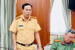 市公安厅陆路与铁路交警科(PC08)科长陈忠孝（站）上校在会上发言。（图：志石）