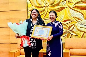 委内瑞拉大使荣获“为各民族和平友好”纪念章