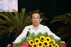 市委书记阮文年在会上发表讲话。（图：阮贤）