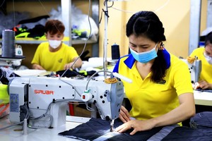 本市Dony成衣公司的生产线一隅。（图：越通社）