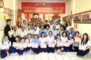 罗氏宗祠理监事同仁与领奖子弟合照。