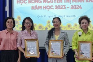 第十一郡妇联会向各热心人士送花致谢。