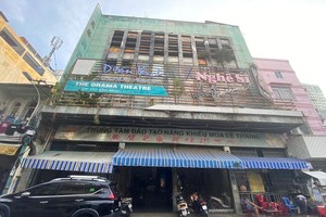 丽声戏院的牌匾上字体残缺不全，污渍斑斑。 （摄于2023年6月）