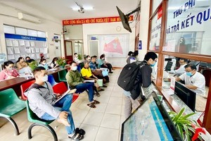 民众在平新郡平兴和A坊人委会办理行政手续。