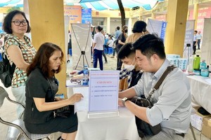 众多求职者前来寻求就业机会。（图：阮海）