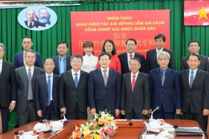 守德市接见中国党建设专家代表团