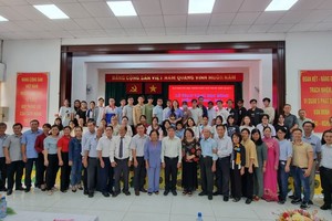 福建励学会与各位领导、代表和学生合影。