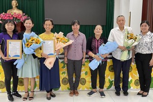 第五郡妇联会向各华人会馆和热心人士送花致谢。