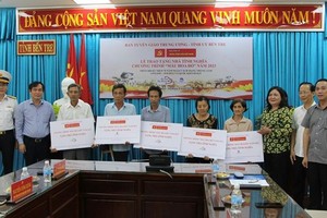 中央宣教部代表及槟椥省领导象征性向5户政策优抚家庭赠送情义屋。（图：芝梅）