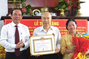 市委领导颁赠党龄纪念章