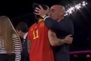 西班牙皇家足球协会(RFEF)主席卢比亚莱斯强吻刚获得世界杯冠军的西班牙女足国家队队员埃尔莫索，引发轩然大波。（图：互联网）