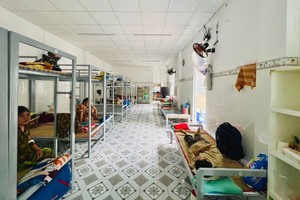 免费住房空间十分清洁通畅，每人一张床。