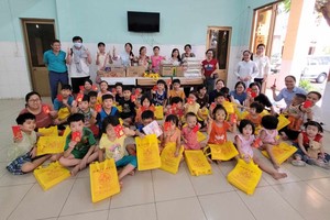 新慈念外语中心师生关爱孤儿