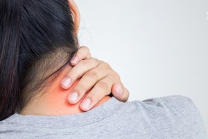 脖子痛当心是颈椎退化警讯