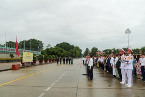 文体与旅游部门模范向胡伯伯报功