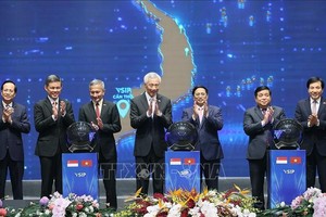 政府总理范明政与李显龙总理出席越新工业区项目动工仪式。（图：越通社）