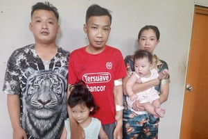 庄士庆（左二）和妻儿与胞弟庄士姜（左一）