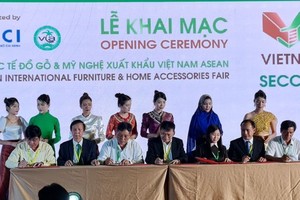 首届越南东盟木制品和手工艺品出口国际展开幕