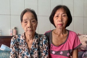 罗少清（右）与年迈的母亲。