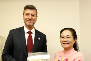 市人民议会主席阮氏丽（右）向美国纽约市政府委员爱德华·默梅尔斯坦赠送纪念品。（图：吴平）