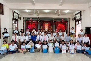 陈氏大宗祠理事同全体优秀子弟合照。