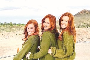 民众欢庆红发节。（图：互联网）