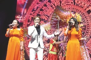 华人音乐家、歌星毕宝藤(中)与其他歌星合唱。