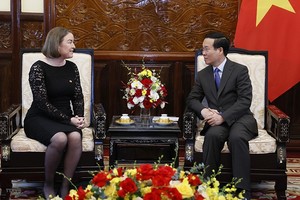 国家主席武文赏（右）接见爱尔兰大使迪尔德丽‧尼‧法伦。（图：越通社）