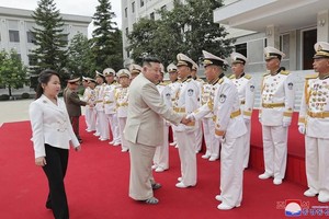 朝鲜劳动党总书记、国务委员长金正恩携女视察海军司令部。（图：朝中社）