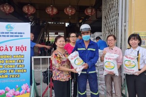 平西市场商贩派发盂兰节礼品