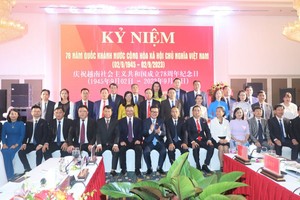 与会代表合影留念。（图：广宁电子报）