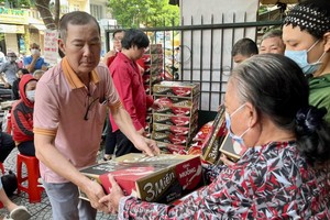 陈弟向贫苦老人赠送礼物。