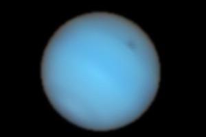 地面望远镜首看到海王星大气黑斑