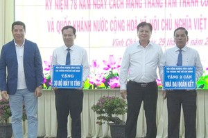 旅堤珠洋同乡会送电脑和大团结屋