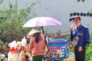 许多成年人也爱吃梅氏水售卖的冰淇淋。