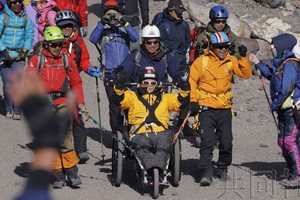 8月31日早晨，90岁冒险家三浦雄一郎（中央）到达富士山顶后挥手。（图：共同社）