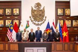 东盟驻墨西哥委员会代表团与克雷塔罗州州长合影。（图：越通社）