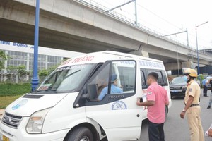 交警处罚违规客车。（图：孟玲）